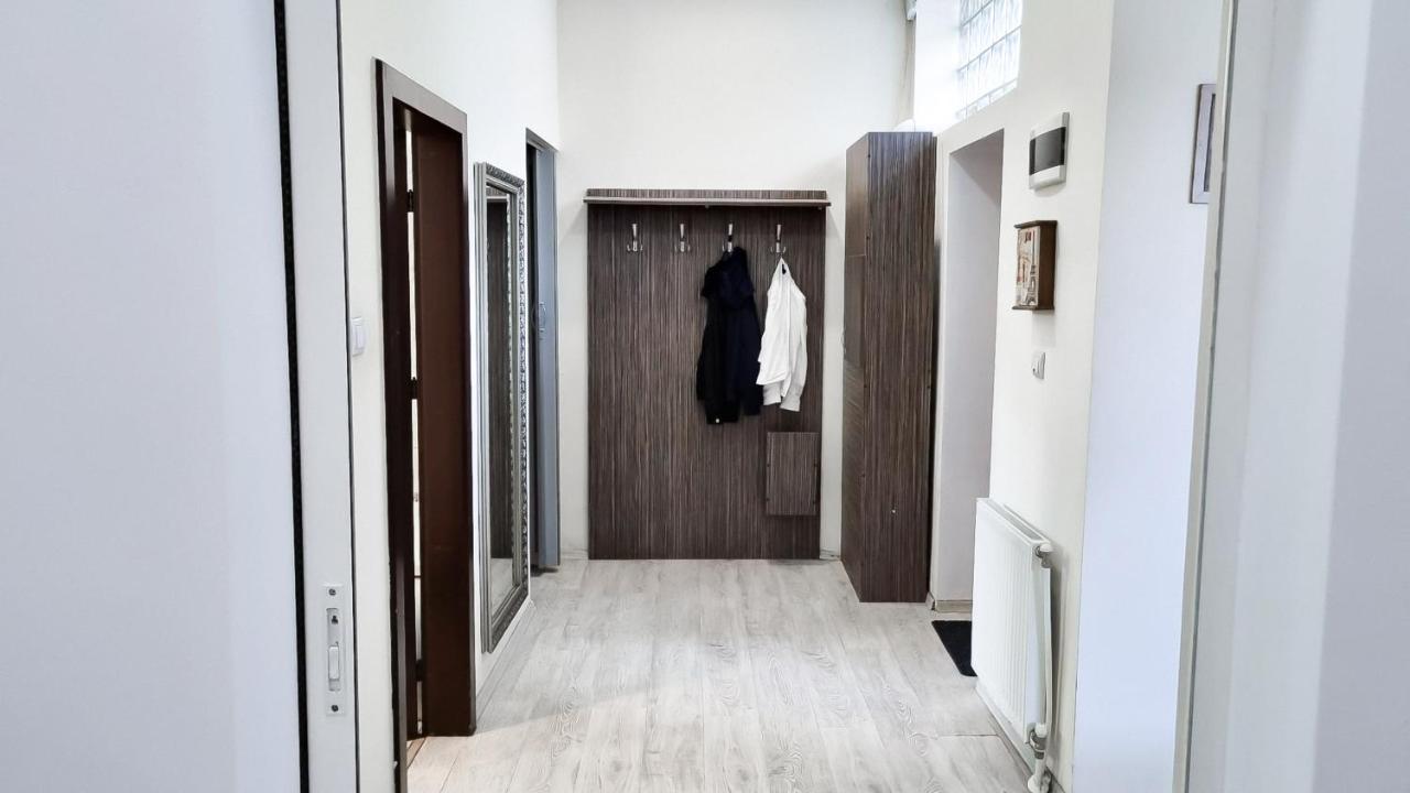 Simi Central Apartment Oradea Exteriör bild